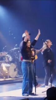 Praise the one who would reach for me 🙌 😭